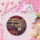 Robuuste houten deur met antiek remslot papieren bordje (Feest)