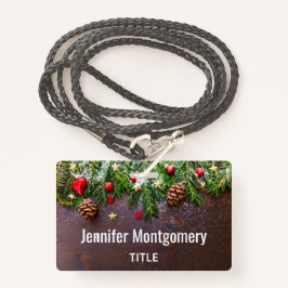 Robuuste kersttafel met pine en sneeuw badge