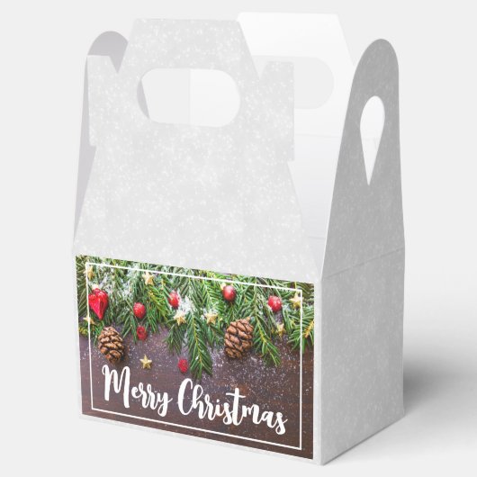 Robuuste kersttafel met pine en sneeuw bedankdoosjes (Geopend)