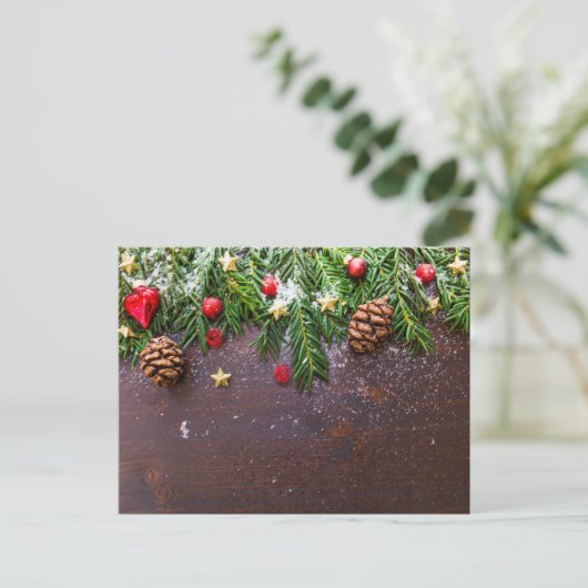 Robuuste kersttafel met pine en sneeuw briefkaart (Staand voorkant)