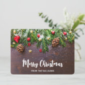 Robuuste kersttafel met pine en sneeuw feestdagenkaart (Staand voorkant)