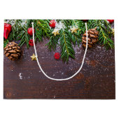 Robuuste kersttafel met pine en sneeuw groot cadeauzakje (Voorkant)