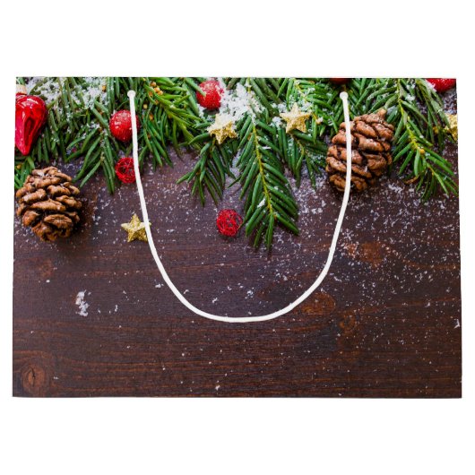 Robuuste kersttafel met pine en sneeuw groot cadeauzakje (Voorkant)