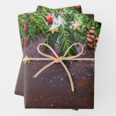 Robuuste kersttafel met pine en sneeuw inpakpapier vel (In situ)