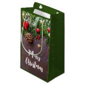 Robuuste kersttafel met pine en sneeuw klein cadeauzakje (Voorkant Gekanteld)