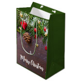 Robuuste kersttafel met pine en sneeuw medium cadeauzakje (Voorkant Gekanteld)