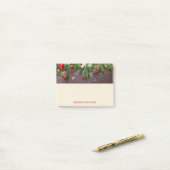 Robuuste kersttafel met pine en sneeuw post-it® notes (Op bureau)