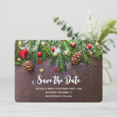 Robuuste kersttafel met pine en sneeuw save the date (Staand voorkant)