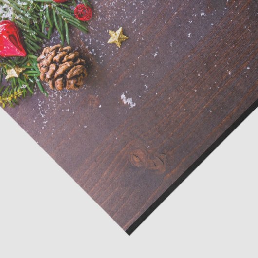 Robuuste kersttafel met pine en sneeuw tissuepapier (Detail)