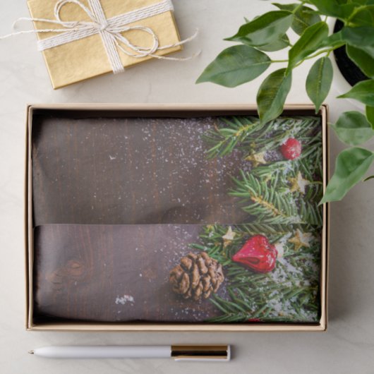 Robuuste kersttafel met pine en sneeuw tissuepapier (Geschenk)