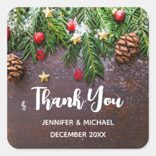 Robuuste kersttafel met pine en sneeuw vierkante sticker