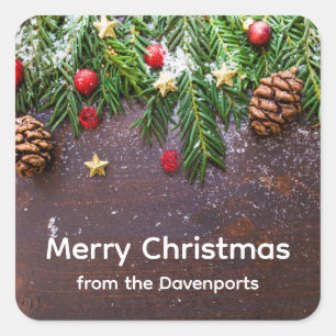 Robuuste kersttafel met pine en sneeuw vierkante sticker