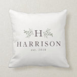 Robuuste monogram, nieuw gevlochten kussen<br><div class="desc">Deze kussen zijn ontworpen om te coördineren met het Rustic Monogram collectie van Lea Delaveris Design, en bevatten een initiaal dat is omringd door vertakkingen, samen met een achternaam en een vastgestelde datum. Op de achterzijde is een coördinatievloeistof van een rozijderas van paars, ferngroen en bessen rood afgebeeld. Een perfect...</div>