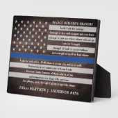 Robuuste politiefunctionarissen gebeden met een bl fotoplaat (Zijkant)