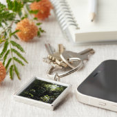 Robuuste trap/voetpad in bos, zonlicht sleutelhanger (Zijkant)