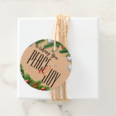 Robuuste vredes- en vrolijk rode bessen met kerst bedankjes labels (In situ)