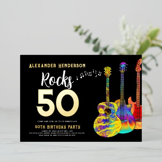 Rock and Roll Guitar 50th Birthday Gold Folie Uitnodiging (Staand Voorkant)