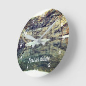 Rock Cliff reflecties in Pond 3 gepersonaliseerd Ronde Klok (Hoek)