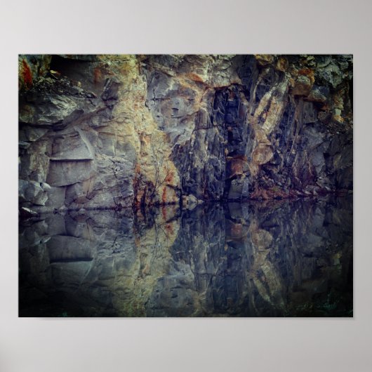Rock Cliff Wall reflecties in het 2e deel Poster (Voorkant)
