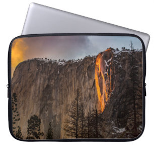 ROCK FORMATIE MET LAVA TIJDENS DAGEN LAPTOP SLEEVE