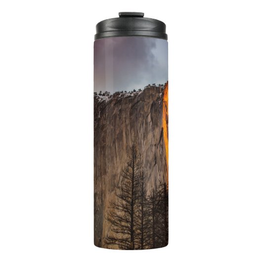 ROCK FORMATIE MET LAVA TIJDENS DAGEN THERMOSBEKER (Voorkant)