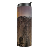 ROCK FORMATIE MET LAVA TIJDENS DAGEN THERMOSBEKER (Gedraaid links)