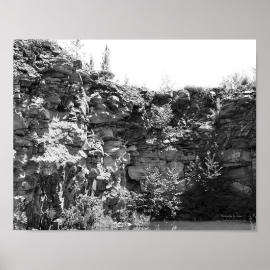 Rock Quarry Wall Pond Black en White Poster (Voorkant)