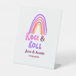 Rock & roll bruiloft koppel naam retro regenboog  reclamebord met voetstuk