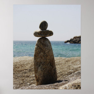 Rock sculptuur aan de kust. poster