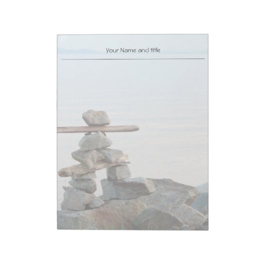 Rock stapelkunst aan het strand. Foto van Hao zhan Notitieblok (Linkerzijde)