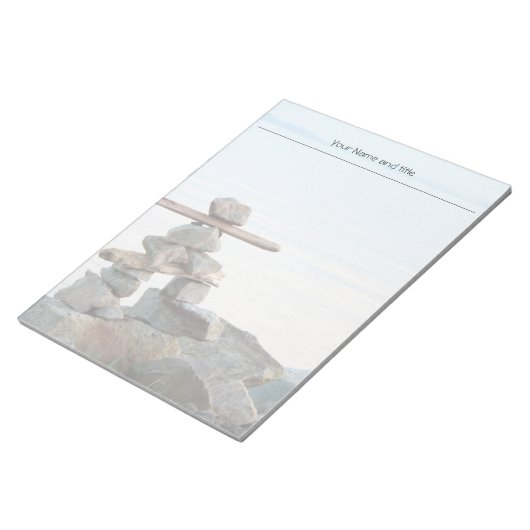 Rock stapelkunst aan het strand. Foto van Hao zhan Notitieblok (Schuin)