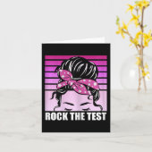 Rock The Test Messy Bun Teacher Test Day Testing D Kaart (Gele Bloem)