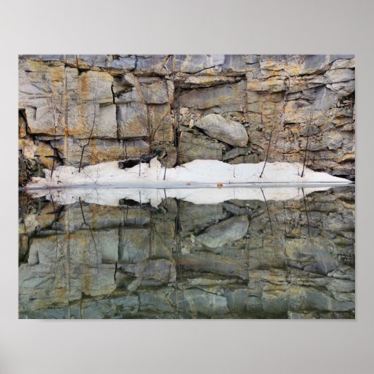 Rock Wall reflectie in Pond Natuur Poster (Voorkant)
