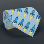 Rocket Ship Pattern Buitenspace Navy Blue Stropdas<br><div class="desc">Blue Retro Rocket Pattern Mannen Necktie. Alle tekst kan worden aangepast. Dit blauwe retro raketschild blaast de ruimte in. Fun stropdas voor iedereen, vooral een aeroruimteingenieur, astrofysicus, vliegtuigingenieur of raketwetenschapper. Unieke en grappige geek humor cadeau voor een verjaardag, Vaderdag, verjaardag of Kerstmis. Ideaal voor een man die van de ruimte...</div>