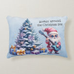 Rockin 'Around the Christmas Tree Santa Guitar Tre Accent Kussen<br><div class="desc">Een heel mooi accentkussen van een coole Sinterklaas gekleed als rockgitarist met tekst "Rockin' Around the Christmas Tree" en een enorme boom met geschenken.</div>