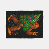 Rockin Christmas Bigfoot Carrying Tree Fun Xmas Ro Fleece Deken (Voorkant (Horizontaal))