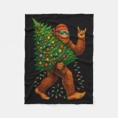 Rockin Christmas Bigfoot Carrying Tree Fun Xmas Ro Fleece Deken (Voorkant)