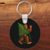Rockin Christmas Bigfoot Carrying Tree Fun Xmas Ro Sleutelhanger (Voorkant)
