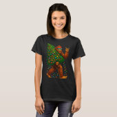 Rockin Christmas Bigfoot Carrying Tree Fun Xmas Ro T-shirt (Voorkant volledig)