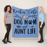Rockin_ The Dog Ma en Tunt Life Moeder_s Day Gif Fleece Deken<br><div class="desc">Rockin_ The Dog Mam and Aunt Life Moeder_s Day Gift T-Shirt</div>