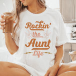 Rockin 'the Tante Life T-shirt<br><div class="desc">Show je geweldige tante status af met dit leuke en trendy "Rockin' the Tante Life" shirt! Met een speels design met een rock-and-roll-vibe is dit t-shirt ideaal voor de tante die altijd op avontuur is en graag tijd doorbrengt met haar neefjes en nichtjes. Gemaakt van zacht, comfortabel materiaal, het is...</div>