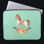 Rocking Horse met Floral Bouquet Laptop Sleeve<br><div class="desc">Laptop mouwen met een charmante en fantastische afbeelding van een oud,  gegoten rotsvormend rotsvormend paard met een  bloemendoos in roze en geel. De achtergrond is een licht groen shabby demaspatroon.</div>