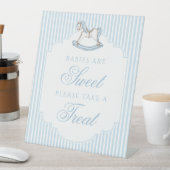 Rocking paard baby's een lief baby shower traktati reclamebord met voetstuk (Insitu)
