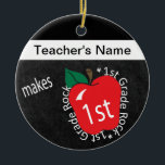 Rocks eerste graad | Schoolleraar | Chalkboard Keramisch Ornament<br><div class="desc">Ornament van leraar eerste graad school. Een uniek stijlvol ontwerp voor docenten in de eerste klas, klaar om je te personaliseren. Aanbevolen in een schoolstijl met het gezegde "Rocks van de eerste graad" 🥇 EEN ORIGINEEL KOPYRIGHT ART ONTWERP VAN Donna Siegrist ALLEEN BESCHIKBAAR OP ZAZZLE! ✔ OPMERKING: ALLEEN DE NOODZAKELIJKE...</div>