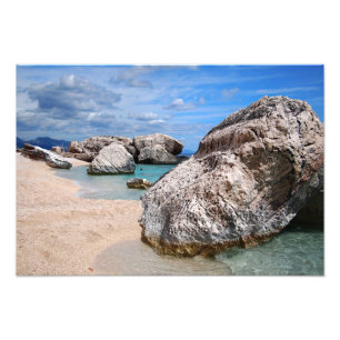 Rocks op het strand van Cala Mariolu op Sardinië, Foto Afdruk