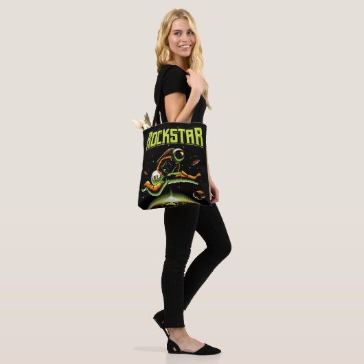 Rockstar astronaut die gitaar speelt in de ruimte tote bag (Op model)