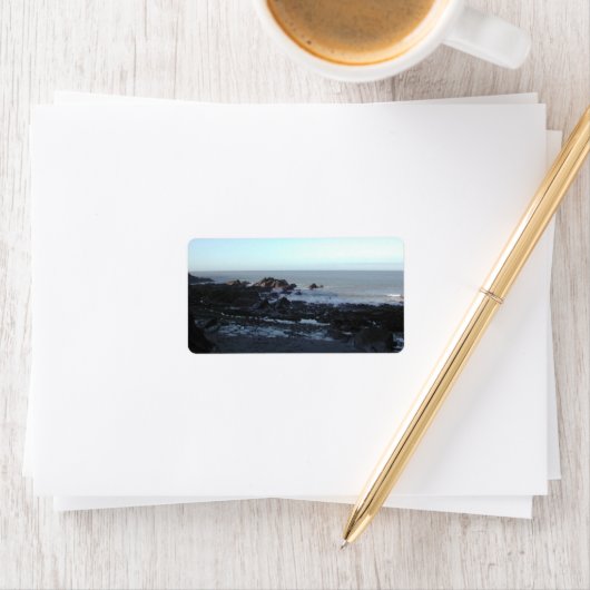 Rocky Beach. Schilderachtig Uitzicht. Etiket (Insitu)