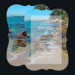 Rocky Beach Wedding Invitations Kaart<br><div class="desc">Dit strandontwerp is voorzien van een rotsachtige kustlijn. De picturesque omgeving combineert groen, blauwe oceaan, rotsachtige kustlijn en gouden zand. De formulering is elegant omlijnd met een eenvoudige witte ondoorzichtige grensachtergrond. Dit is het perfecte trouwontwerp voor een strandbestemming, ideaal voor een zomer- of kustbruiloft. Het elegante en romantische strandbruiloft-ontwerp met...</div>