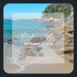 Rocky Beach Wedding Vierkante Sticker<br><div class="desc">Dit strandontwerp is voorzien van een rotsachtige kustlijn. De picturesque omgeving combineert groen, blauwe oceaan, rotsachtige kustlijn en gouden zand. De formulering is elegant omlijnd met een eenvoudige witte ondoorzichtige grensachtergrond. Dit is het perfecte trouwontwerp voor een strandbestemming, ideaal voor een zomer- of kustbruiloft. Elegant en romantisch sticker voor strandbruiloft...</div>