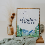 Rocky Mountain Adventure Await Poster<br><div class="desc">Dit rotsachtige bergavontuur wacht op een teken dat perfect is voor een baby shower of vrijgezellenfeest in de openlucht. Het ontwerp is voorzien van een blauw en groen geverfd wildernis-landschap met waterverf pijnbomen,  vogels en bergen.</div>